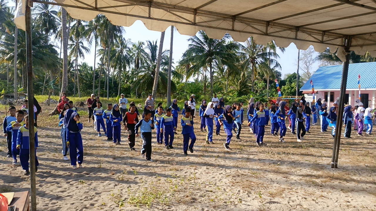 Senam bersama sebelum lomba di mulai