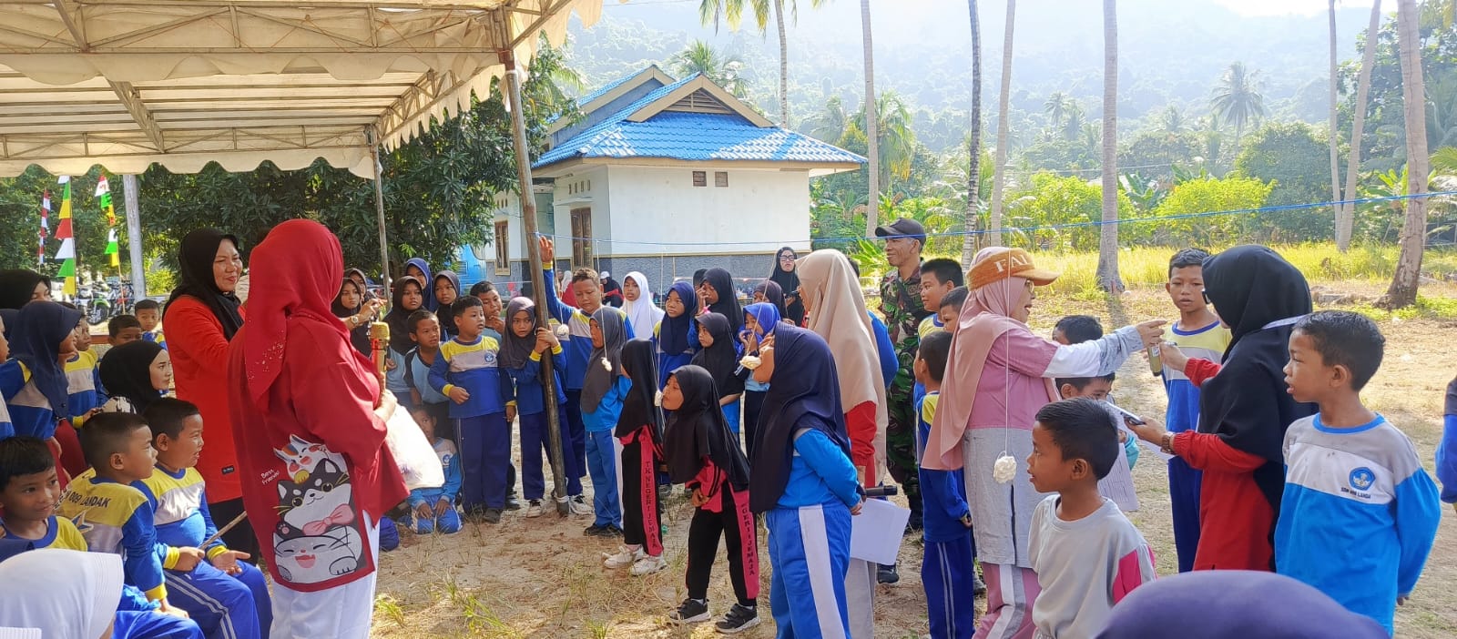 Anak anak saat lomba makan kerupuk