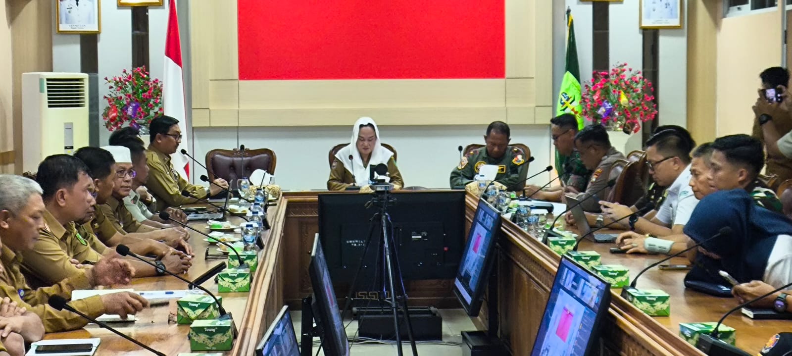 Bupati Natuna Cen Sui Lan saat memimpin rapat koordinasi kesiapsiagaan menghadapi potensi kekeringan dan karhutla di wilayah Kanupaten Natuna Provinsi Kepulauan Riau