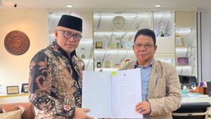 Penyerahan Surat Keputusan (SK) alih bentuk dari Sekretaris Direktorat Jenderal Pendidikan Islam Kementerian Agama RI, Prof. Dr. Arsal Salim GP., M.Ag., kepada Ketua STAI Natuna, Dr. H. Umar Natuna, S.Ag., M.Pd.I.,