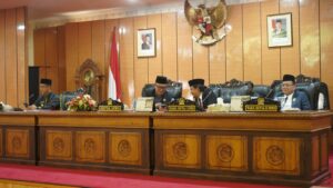 Bupati Karimun H. Iskandarsyah menyerahkan dokumen Ranperda P-APBD 2026 kepada pimpinan DPRD Karimun di Rapat Paripurna.