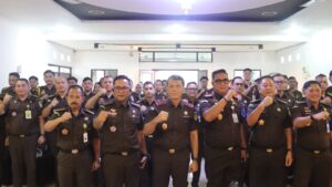 Kepala Kejaksaan Tinggi (Kajati) Kepulauan Riau, Dr. Transiswara Adhi, S.H., M.Hum., melakukan kunjungan kerja ke Kejaksaan Negeri (Kejari) Natuna saat melakukan sesi poto bersama jajaran Kejaksaan Negeri Natuna