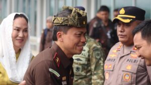 Kepala Kejaksaan Tinggi (Kajati) Kepulauan Riau, Dr. Transiswara Adhi, S.H., M.Hum., saat melakukan kunjungan kerja ke Kejaksaan Negeri (Kejari) Natuna yang disambut langsung oleh Bupati Natuna Cen Sui Lan di dampingi Kepala Kejaksaan Negeri Natuna Dr. Erwin Indrapraja, S.H., M.H. serta para Forkopimda Natuna saat tiba di bandara RSA Natuna