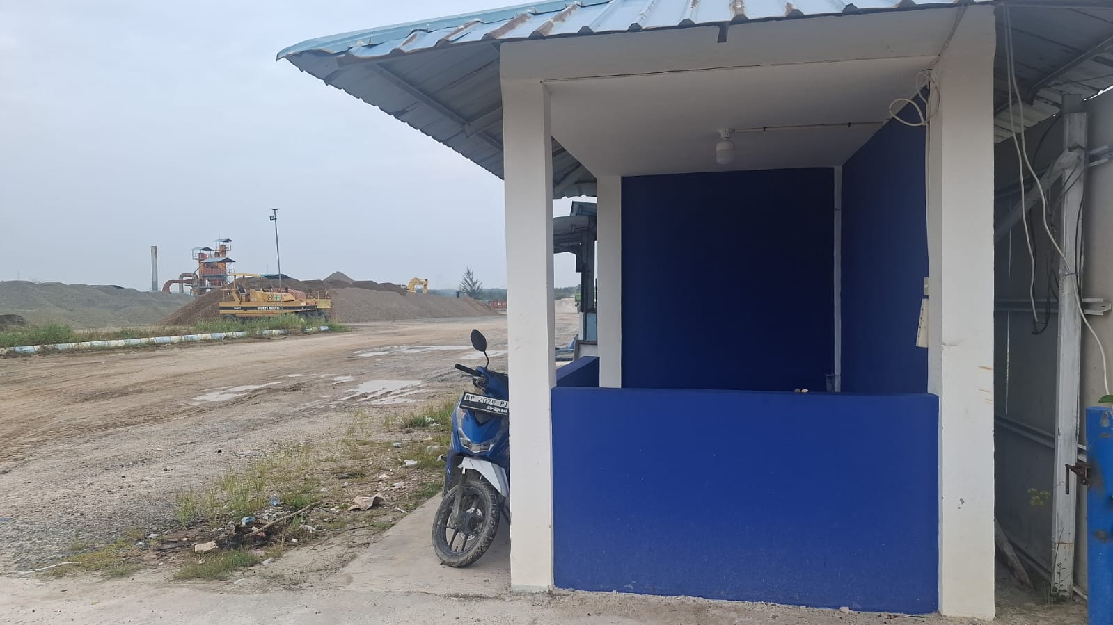 Kondisi pos penjagaan PT. MBJ yang kosong saat tim redaksi berupaya melakukan konfirmasi terkait laka 