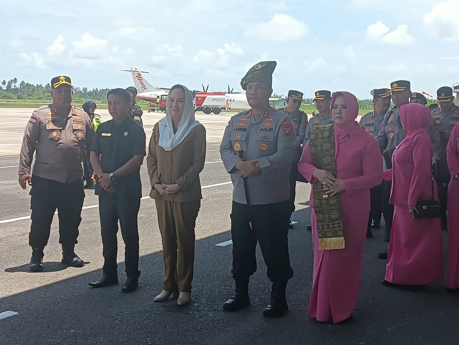 Bupati Natuna Cen Sui Lan bersama Wakil Bupati Jarmin Sidik, beserta Forkopimda menyambut kedatangan Kapolda Kepulauan Riau (Kepri) Irjen Pol. Asep Safrudin, S.I.K., M.H., Wakil Gubernur Kepri Nyanyang Haris Pratamura, dan Ketua DPRD Provinsi Kepri Iman Sutiawan saat tiba di Bandara Raden Sadjad Natuna