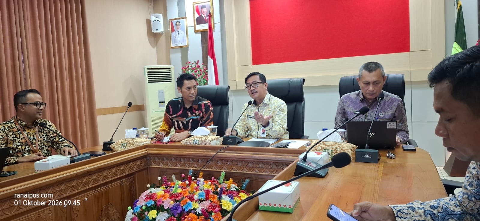 Sekda Kabupaten Natuna Boy Wijanarko bersama Kepala Otoritas Jasa Keuangan (OJK) Kepulauan Riau (Kepri) Sinar Danandjaya Saat menggelar Rapat Koordinasi Tim Percepatan Akses Keuangan Daerah (TPAKD) Kabupaten Natuna Tahun 2026