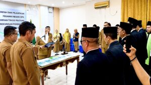 Bupati Natuna Cen Sui Lan saat melantik dan mengambil sumpah lima Pegawai Negeri Sipil (PNS) dalam Jabatan Pimpinan Tinggi (JPT) Pratama di lingkungan Pemerintah Kabupaten Natuna