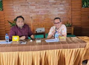 Kepala Cabang BRI Natuna, Chipta Wijaya, bersama Kepala BPJS Ketenagakerjaan Cabang Natuna Ranai, Hendra Harry Jonna saat melakukan kegiatan Program Joint Marketing Racing BRILink