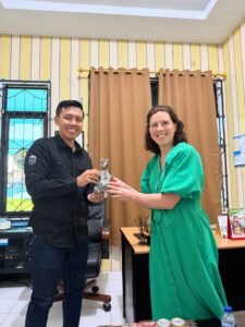 Manager ULP PLN Natuna Tasnim menerima cendramata saat menerima kunjungan perwakilan Kedutaan Besar Australia, Sarah Wilson dan Lulu Wardhani, di Kantor PLN Natuna