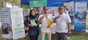 Primadhani saat menerima doorfrize setelah melakukan pendaftaran aplikasi tring!