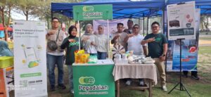 Para staf PT. Pegadaian Cabang Natuna saat melaksanakan pelayanan dan promosi aplikasi digital Tring! dengan menghadirkan booth di Pantai Piwang yang di sejalanlan dengan kegiatan pawai budaya oleh Pemerintah Kabupaten Natuna dalam rangka kemeriahan HUT Natuna ke 27