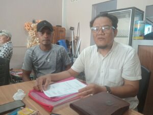 Feri Arisandi, SH (baju putih) didampingi keponakan Tamat, Samsudin saat memberikan keterangan pers