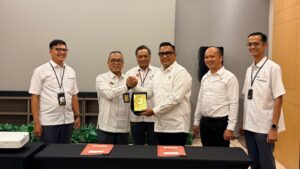 Head Area Kepulauan Riau PT Pegadaian, Aris Suroso Mualim saat menyerahkan cendramata kepada Kajari Natuna, Dr. Erwin Indrapraja, S.H., M.H., didampingi oleh Pimpinam Wilayah Area Kepulauan Riau, Agus Riyadi, Jufriadi Pemimpin Cabang Natuna serta Asril Pebriadi Legal Officer Kanwil Pegadaian Pekanbaru serta Kasidatun Kejari Natuna, Daniel Halasson Purba,S.H..