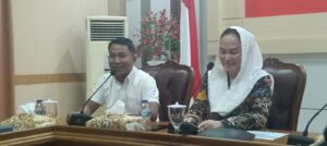 Bupati Natuna Cen Sui Lan bersama Ketua DPRD Natuna Rusdi saat melaksanakan konfrensi pers terkait pelunasan hutang 2024 -2025 yanh berhasil di selesaikan pada tahun 2026