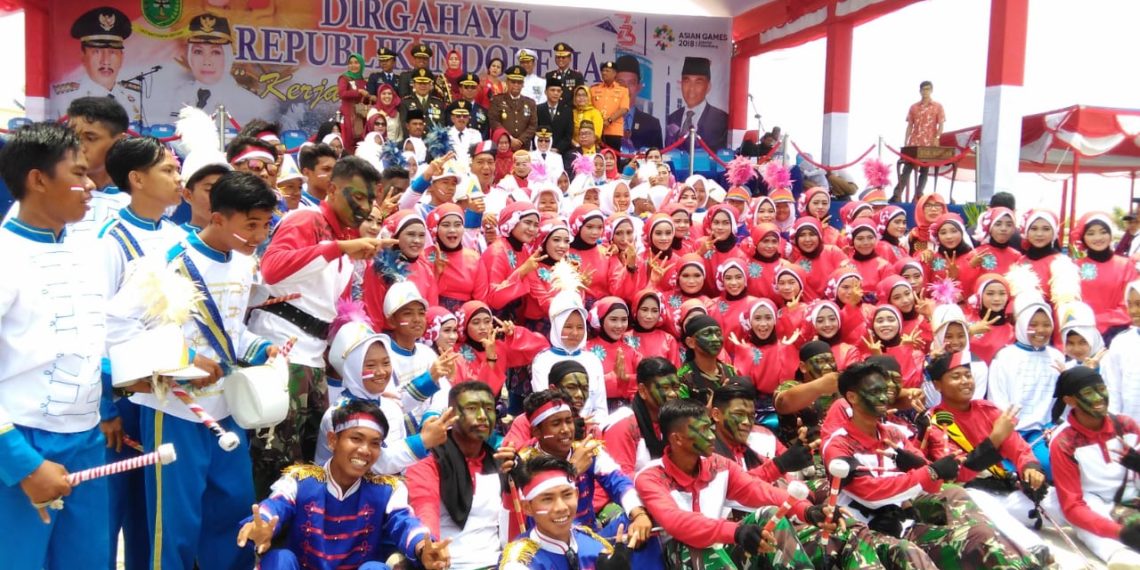 HUT RI KE 73, Pantai Kencana Di Tumpahi Masyarakat