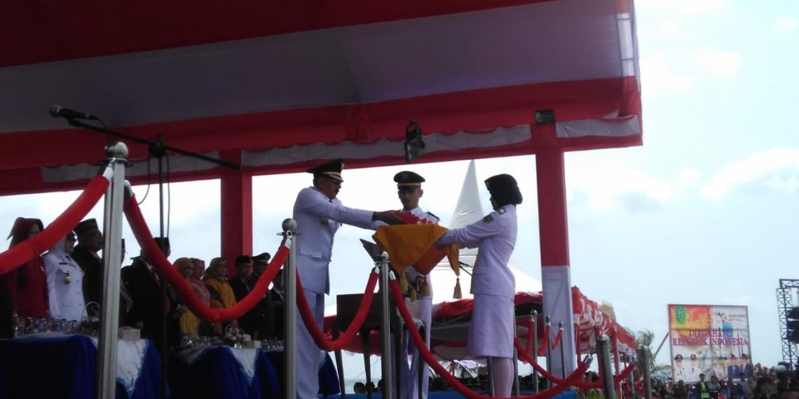 HUT RI KE 73, Pantai Kencana Di Tumpahi Masyarakat