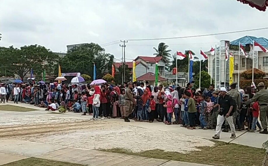 HUT RI KE 73, Pantai Kencana Di Tumpahi Masyarakat