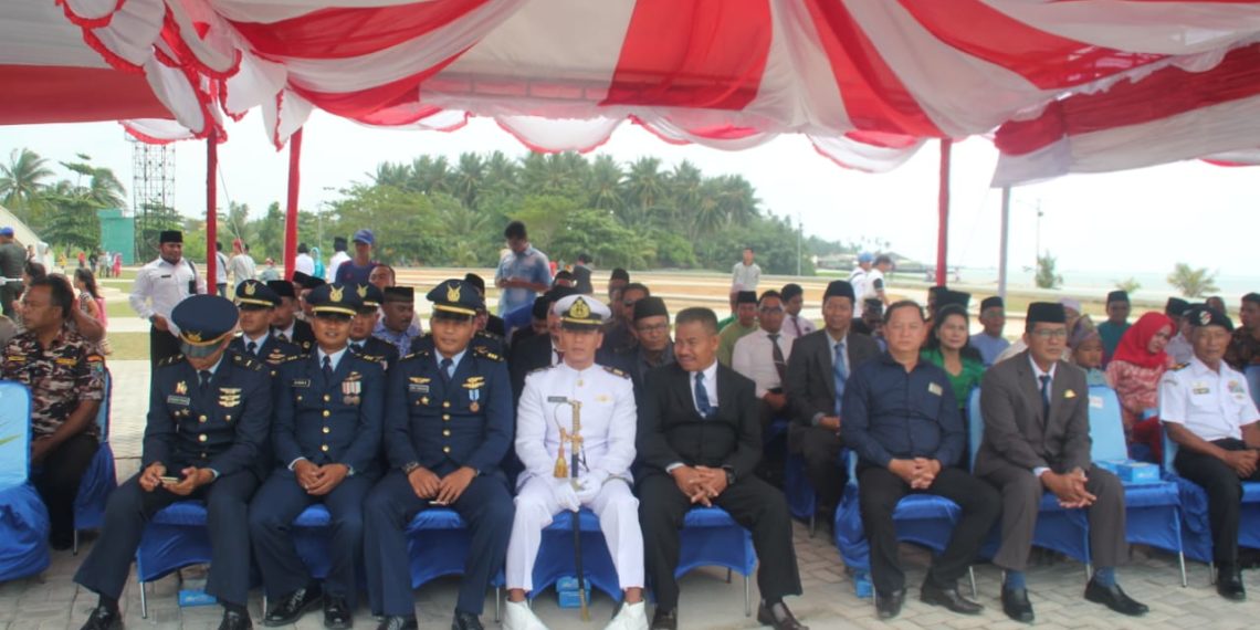 HUT RI KE 73, Pantai Kencana Di Tumpahi Masyarakat