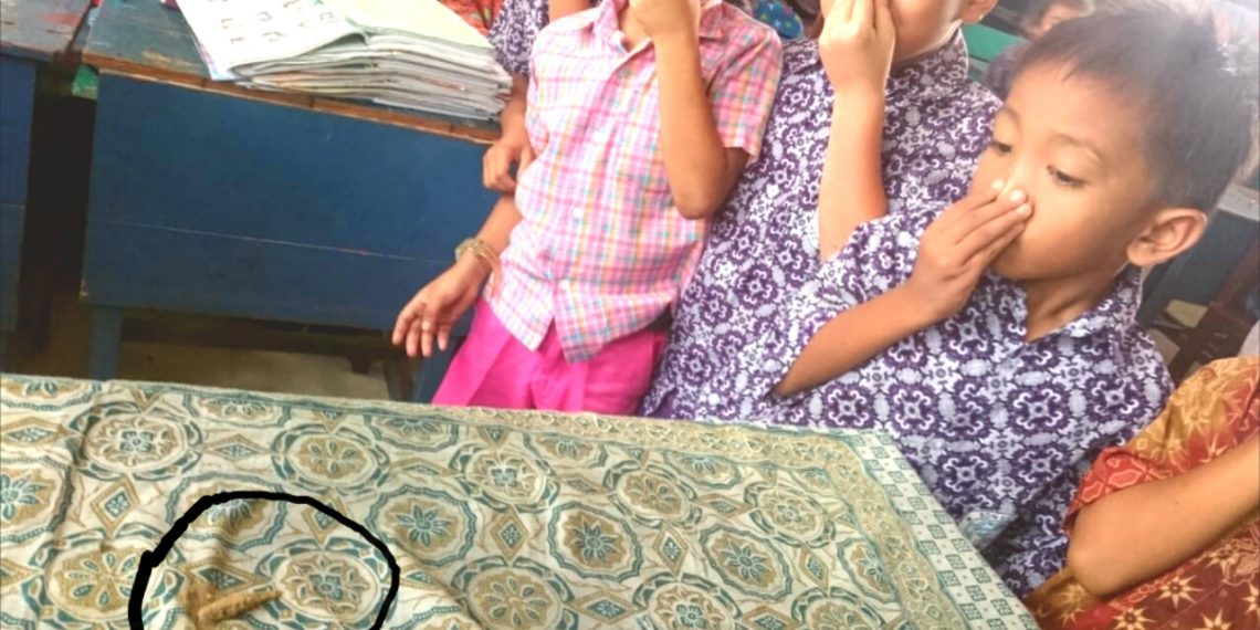 Di Duga Seonggok Kotoran “Manusia” Di Meja Guru