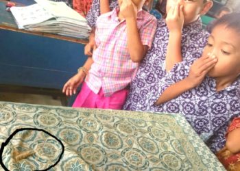 Di Duga Seonggok Kotoran “Manusia” Di Meja Guru
