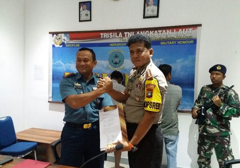 Terlibat Narkoba, 2 ABK KLM. Sinar Natuna Diserahkan Komandan Lanal Ranai ke Polres Natuna