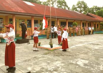 Wan Sofian, Ketua Komisi I DPRD Natuna Ambil Apel Senin Pagi di SDN 011 Puak