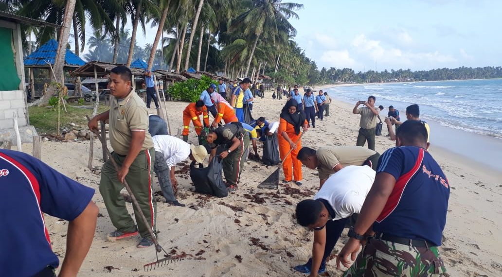 Dalam Rangka Hari Bakti Darma Samudra 2019, Sinergitas TNI Polri Baksos Dipantai Wisata Teluk Selahang
