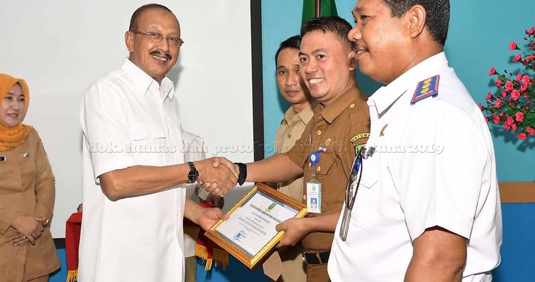 Bupati Hamid Rizal, Serahkan Penghargaan DAK Fisik Natuna 2018.