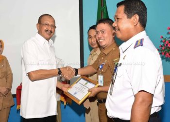 Bupati Hamid Rizal, Serahkan Penghargaan DAK Fisik Natuna 2018.