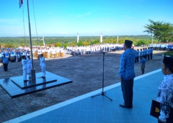 Ratusan Guru Hadiri Upacara Peringatan Hardiknas