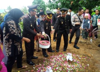 Kapolres Natuna AKBP. Nugroho DK, SIK Pimpin Pemakaman Kapolsek Palmatak (alm) Iptu Lukmin Pane
