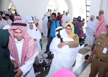 Penyambutan Kepulangan Jamaah Haji Natuna Penuh Peluk Haru