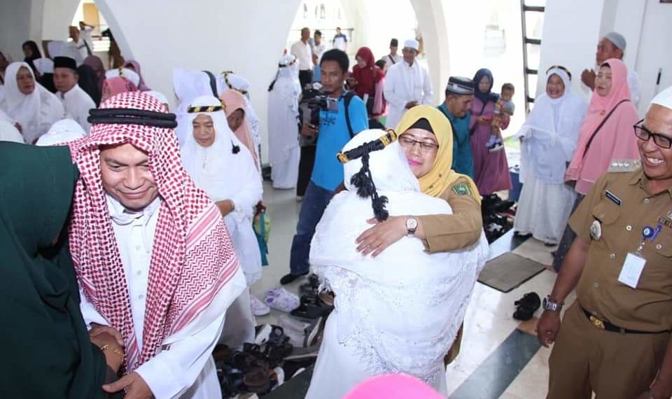 Penyambutan Kepulangan Jamaah Haji Natuna Penuh Peluk Haru