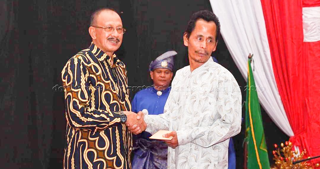 Malam Resepsi Kenegaraan HUT Kemerdekaan RI ke-74, Pemkab Natuna Menyerahkan Santunan Ke-Anak Veteran