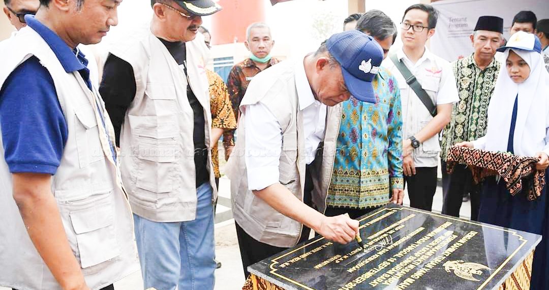 Kunjungi Kampung Segeram, Mendikbud Resmikan Fasilitas Perpustakaan SMP Negeri 3 Satu Atap.