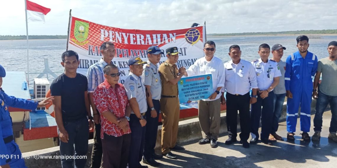 Sekda Natuna Serahkan KM Banawa Nusantara 52 Untuk Masyarakat Subi
