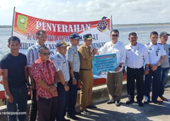 Sekda Natuna Serahkan KM Banawa Nusantara 52 Untuk Masyarakat Subi