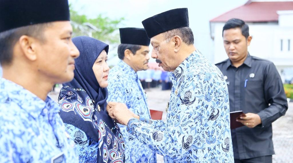 Apel 17 Hari Bulan, Bupati Natuna Serahkan Penghargaan Satya Lencana
