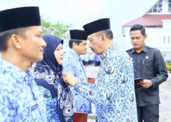 Apel 17 Hari Bulan, Bupati Natuna Serahkan Penghargaan Satya Lencana