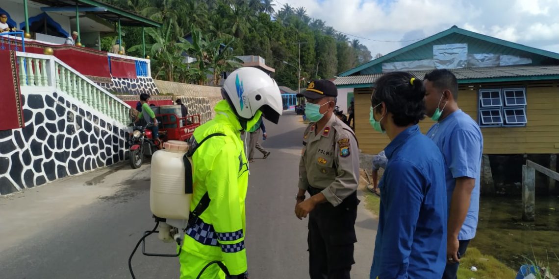 Sinergitas TNI-POLRI Bersama Puskesmas Palmatak Semproti Sarana Ibadah dan Pasum