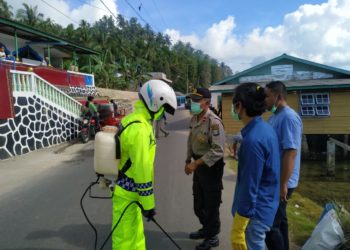 Sinergitas TNI-POLRI Bersama Puskesmas Palmatak Semproti Sarana Ibadah dan Pasum