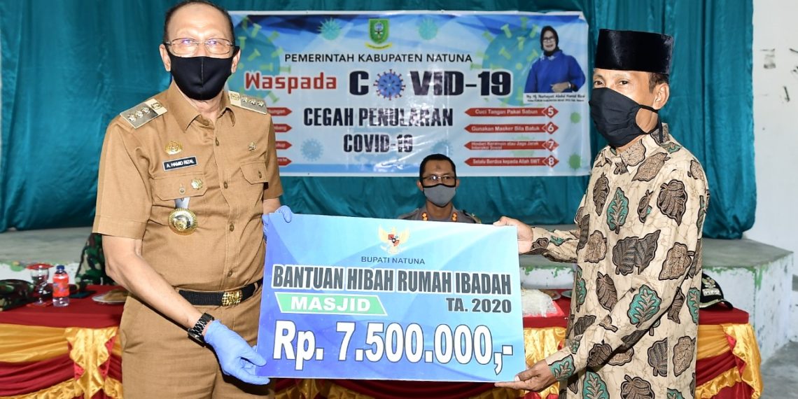 Bupati Natuna Serahkan Bantuan Hibah Rumah Ibadah pada Kunker di Sejumlah Kecamatan