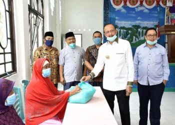 Bupati Natuna Serahkan Bantuan Covid-19 ke Masyarakat Pulau Laut