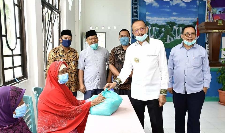 Bupati Natuna Serahkan Bantuan Covid-19 ke Masyarakat Pulau Laut