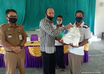 Kunker ke Bunguran Barat, Bupati Natuna Kembali Salurkan Bantuan Sembako dan APD