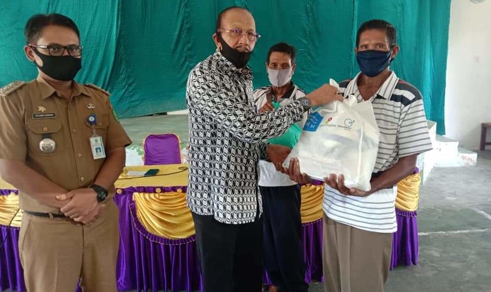 Kunker ke Bunguran Barat, Bupati Natuna Kembali Salurkan Bantuan Sembako dan APD