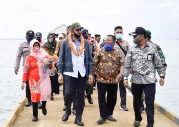 Kunjungi Selaut, Bupati Hamid Rizal Kembali Serahkan Bantuan Sembako dan APD