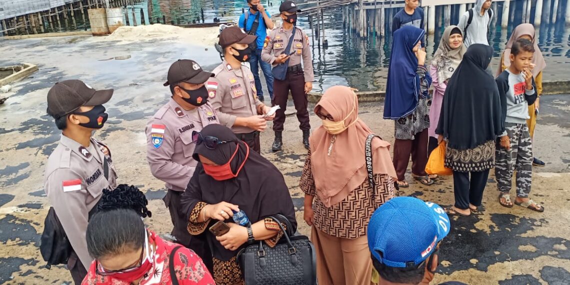 Pertahankan Zona Hijau, Polsek Bunguran Barat Bagi-bagi Masker