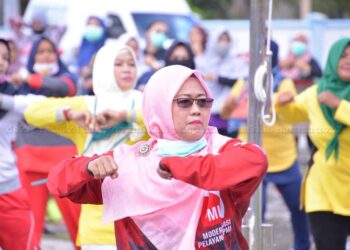 Hj. Ngesti, Hadiri Kegiatan Senam Bersama dan Cek Kesehatan di Kecamatan Bungsel.