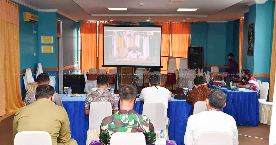 Plt. Asisten Pemerintah Setda Natuna dan Instansi Terkait Kembali Ikuti Mengikuti Vidcon Bersama Kemendagri Terkait ANEV Pilkada Serentak